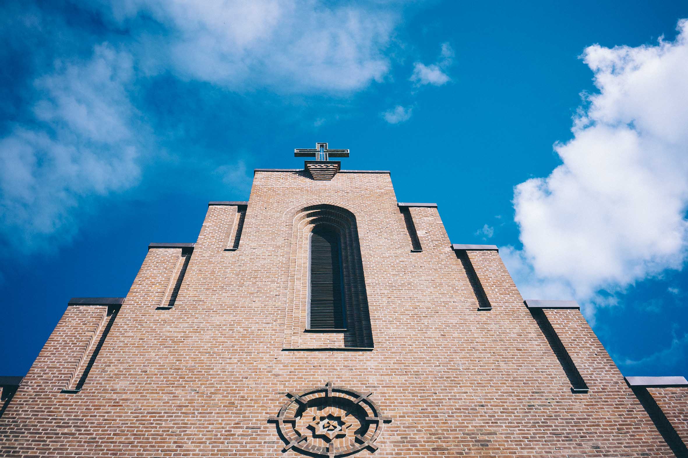 Blå himmel, kirke, vielse, bryllupsfotografering fra ekeberg
