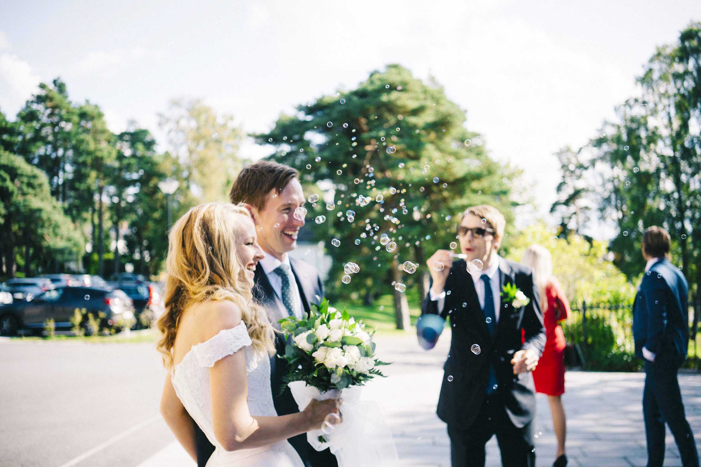 Såpebobler blåses på den nye paret bryllupsfotografering fra Ekeberg