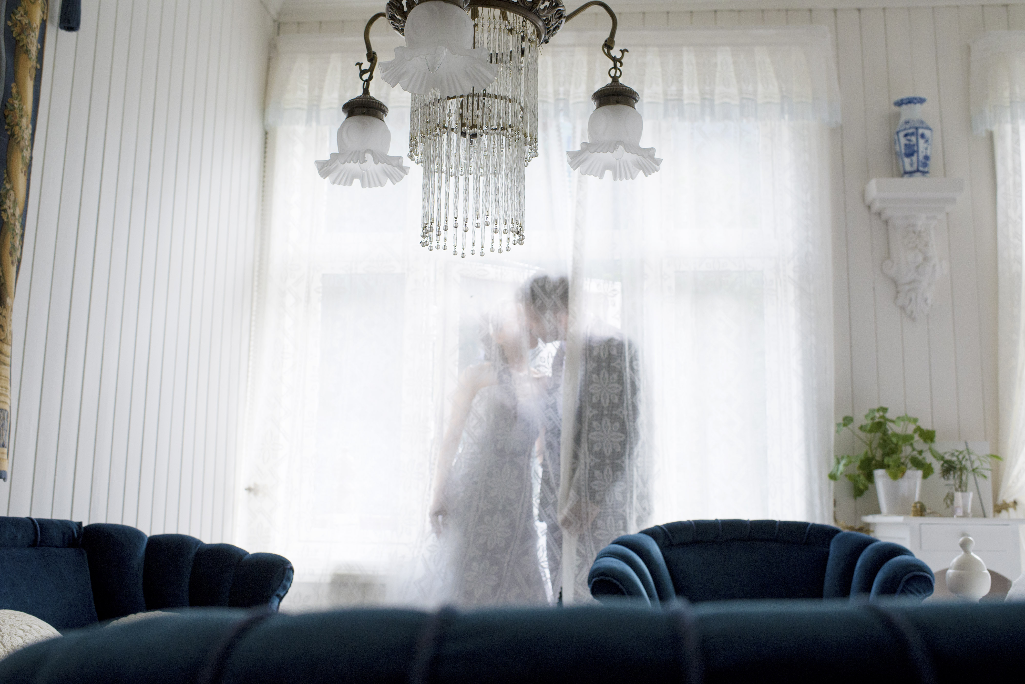Bryllupsfotografering Sunnmøre-gammelt hotell, blå møbler, kysset