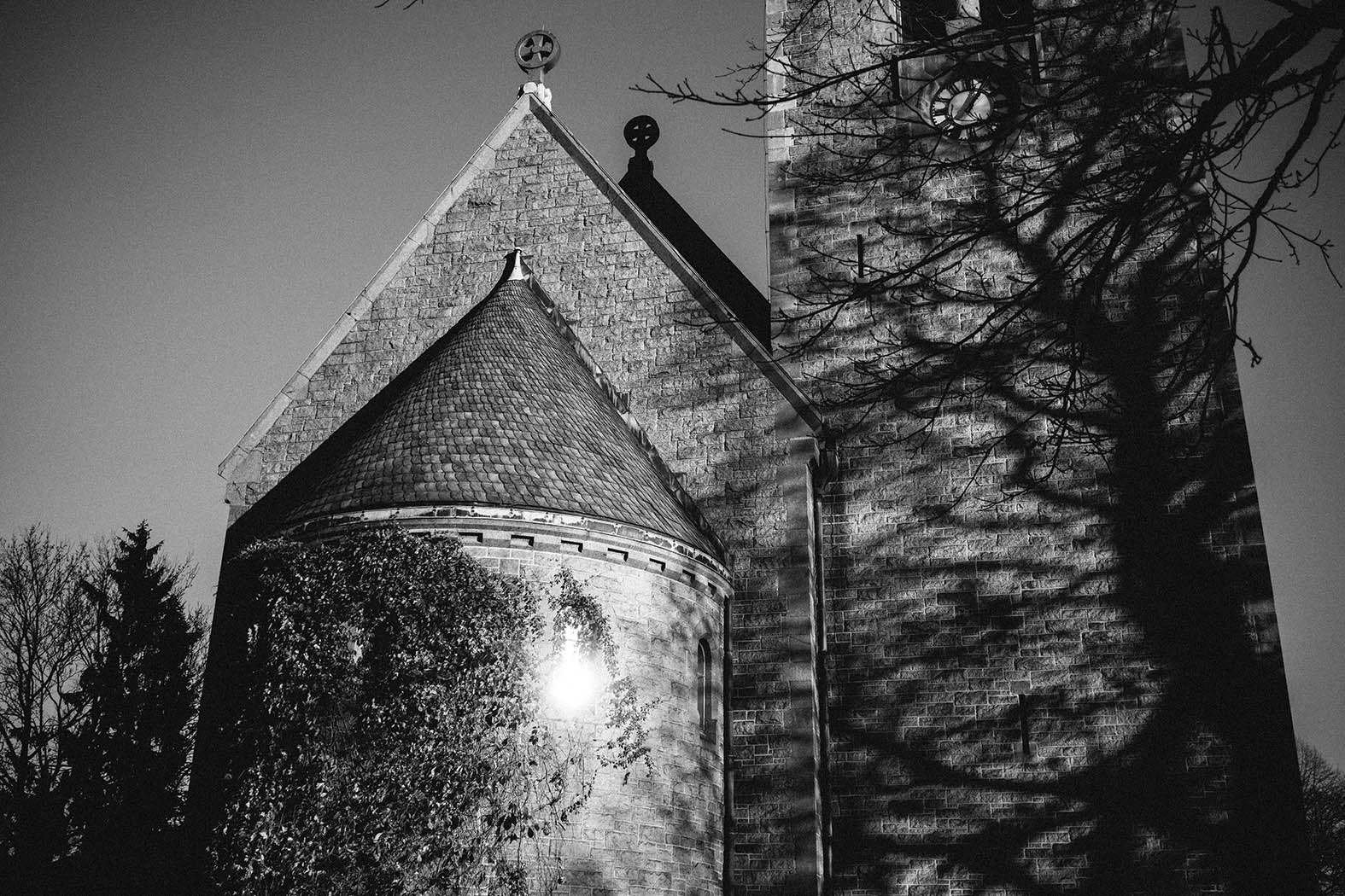 Gotisk kirke, Inspirasjon til bryllup, Vålerenga parken, sort hvitt bilde av kirke