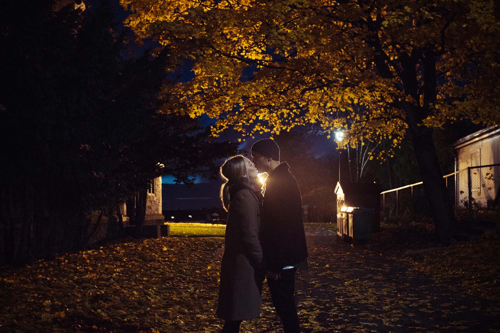 forlovelsesfotografering fra en høstkveld i Oslo. Par kysser