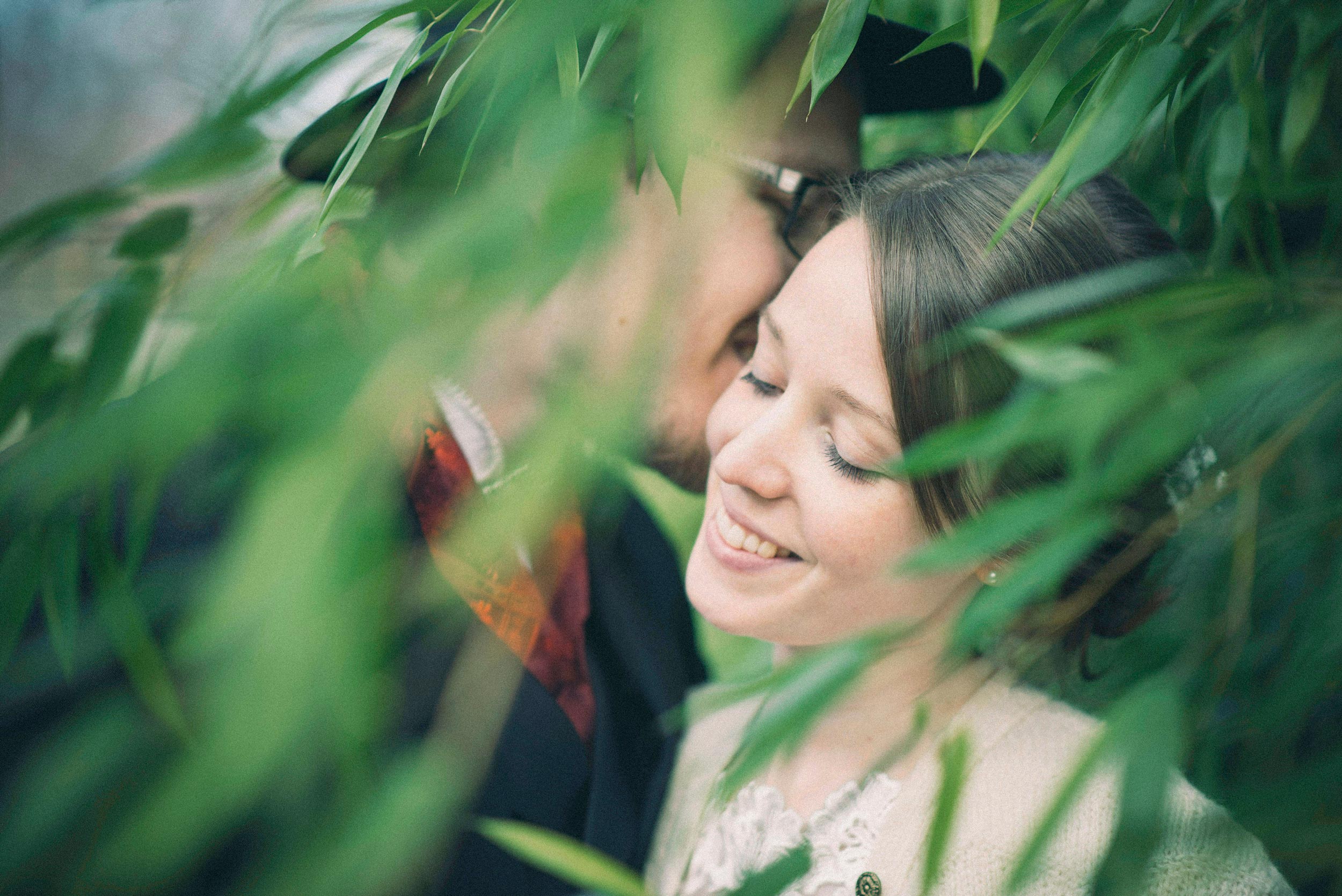 bryllupsfotografering av et forelsket par som smiler