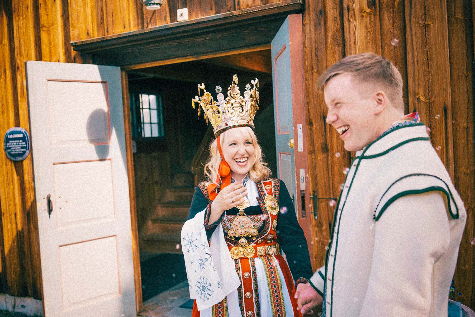 bunad bryllup, lek med såpebobler utenfor kirke