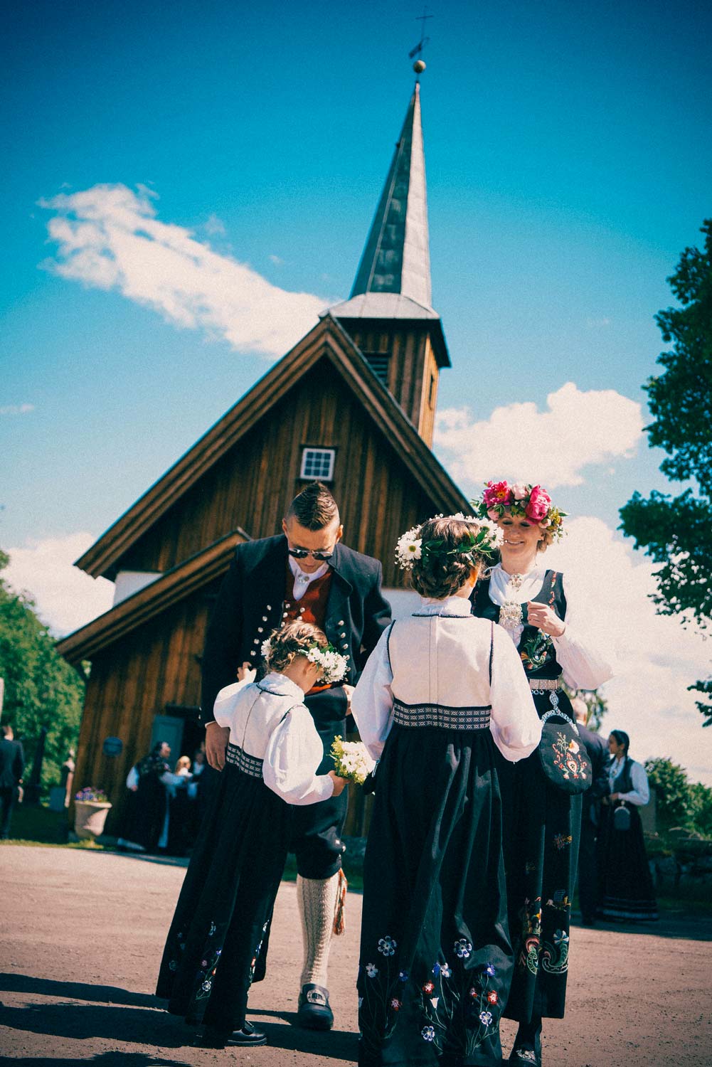bunad bryllup, tre små blomsterpiker utenfor kirke