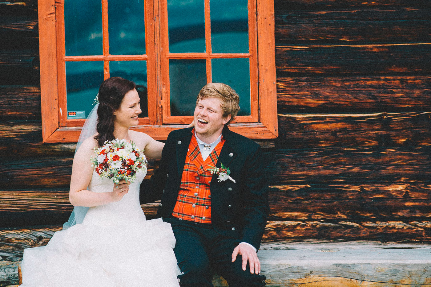 bryllupsfotograf Oslo fanger nygift par som ler
